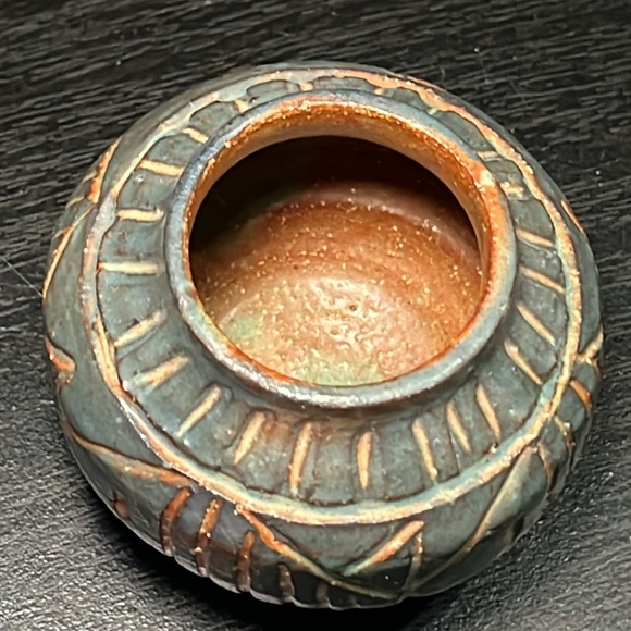 Annalise Wade Inuit Native American pottery incised fish small vase planter pot - Picture 3 of 8